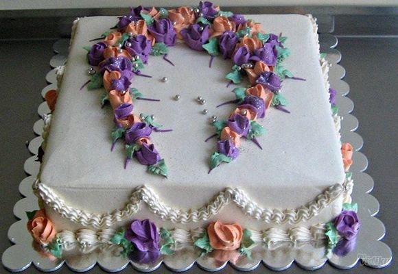 Svečana torta šlag i cvetni venac