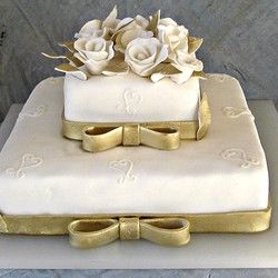 Svečana torta sa zlatnom mašnom