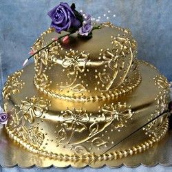 Svečana torta sa zlatnom glazurom od šlaga