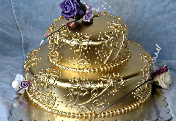 Svečana torta sa zlatnom glazurom od šlaga