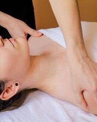Terapeutska Masaža 2 - Salon za masažu Your Majesty & Day Spa