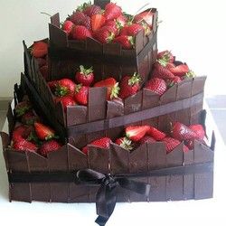 Svečana torta čokolada i jagode