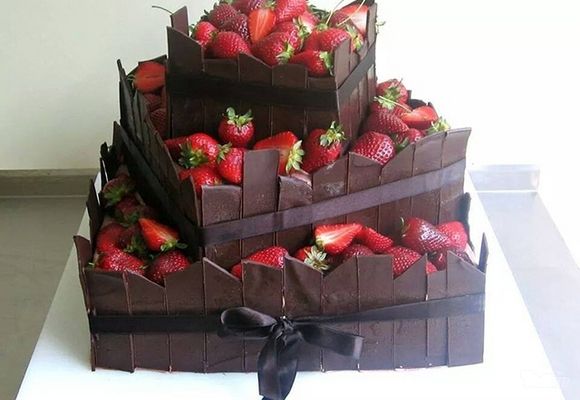 Svečana torta čokolada i jagode