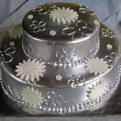Svečana torta Srebrna sa belim cvetićima