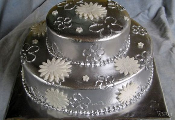 Svečana torta Srebrna sa belim cvetićima