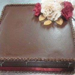 Čokoladna torta sa dekoracijom