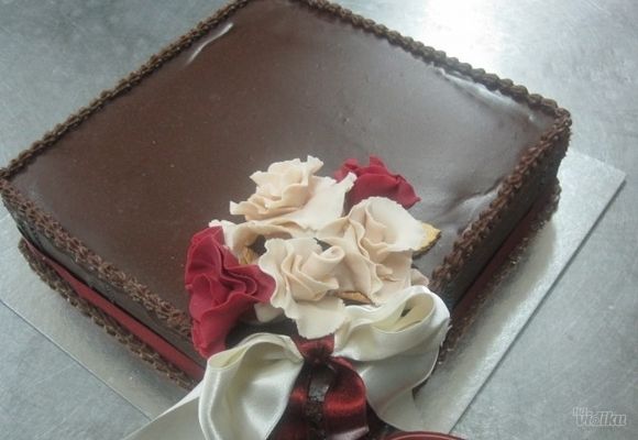 Čokoladna torta sa dekoracijom