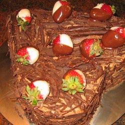 Čokoladna torta u obliku srca sa jagodama