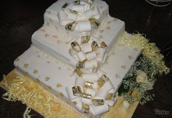 Torta sa zlatnim detaljima