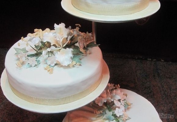 Torta sa cvetićima od dekor mase