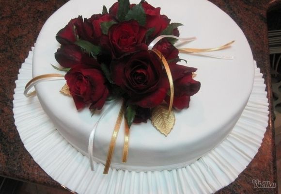 Torta sa prirodnim ružama