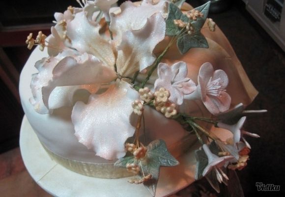 Torta sa cvetićima i ljiljanom