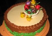 Torta dekorisana korpicom čokoladnih jaja