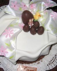 Torta sa mašnom i čokoladnim jajima