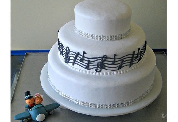 Svečana torta sa cirkonima i notama