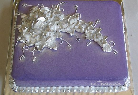 Svečana torta Ljubičasta sa srebrnim cvetićima