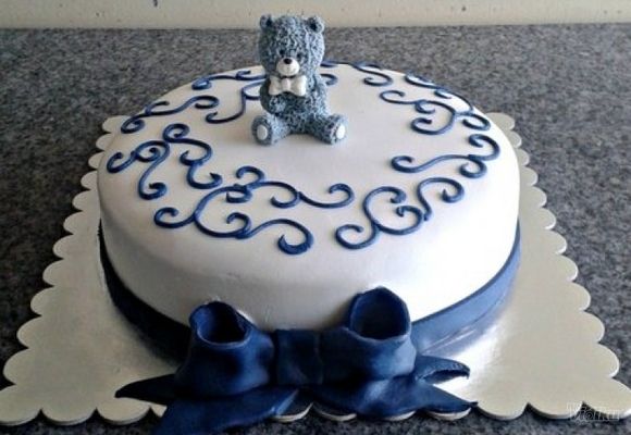 Dečija torta meda i plava mašna