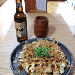 Okonomijaki - ukusne grilovane u Osaka stilu japanske palačinke sa slaninom ili povrčem,prelivene okonomijaki sosom i posute bonito pahuljicama.