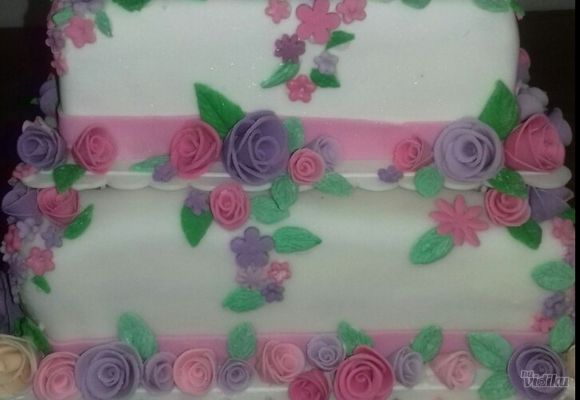 Svečana torta sa šarenim ružama