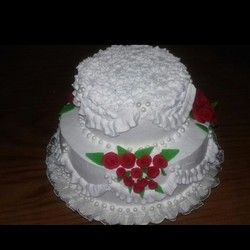 Svečana torta sa šlagom i jestivim ružama