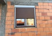 Dvokrilni aluminijumski prozor u braon boji sa roletnom