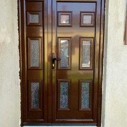 Ulazna aluminijumska vrata u braon boji sa peskiranim staklom