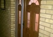 Kvalitetna ulazna braon pvc vrata sa ukrasnom bordurom i svetlarnikom
