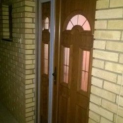 Kvalitetna ulazna braon pvc vrata sa ukrasnom bordurom i svetlarnikom