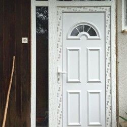 Ulazna PVC vrata sa fiksnim staklom i ukrasnim panelom