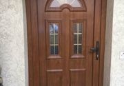 Ulazna PVC vrata sa ukrasnim panelom u boji i dekorativnim staklom