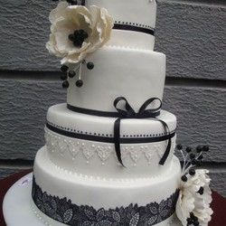 Svadbena torta bela sa crnom čipkom