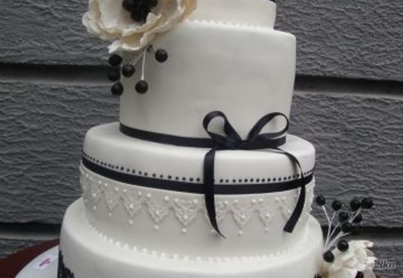 Svadbena torta bela sa crnom čipkom