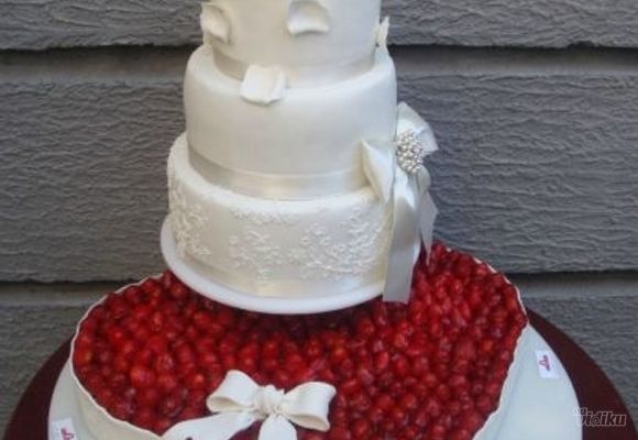 Svadbena torta bela sa podlogom od voća