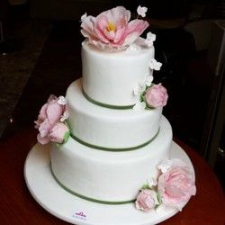 Svadbena torta Bela sa rozim cvetovima