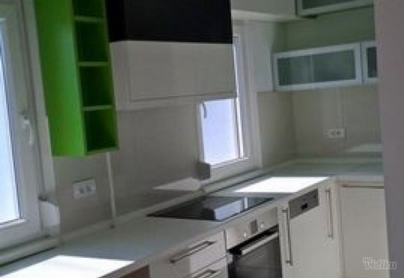 Moderna kuhinja u beloj boji