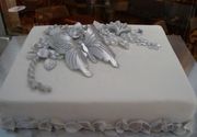 Svečana torta sa srebrnim leptirićima
