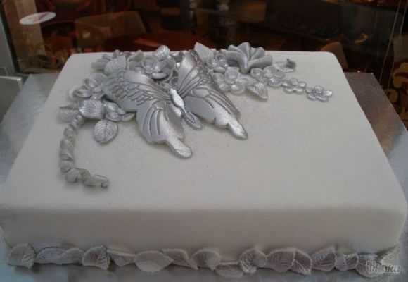 Svečana torta sa srebrnim leptirićima