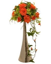 Cvetni aranžman od ruža na italijanskom svećnjaku