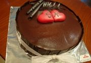 Svečana torta sa dva crvena srca