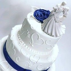 Bela svadbena torta sa plavom dekoracijom