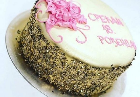 Zenska torta sa zlatnim mrvicama za 18. rodjendan