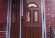 Alu vrata sa svetlarnikom i staklom u braon boji