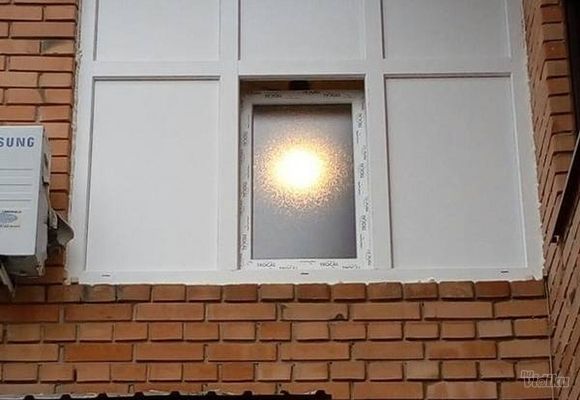 Zatvaranje zida PVC profilima sa belom ispunom i prozorom