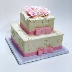 Svecana torta sa roze masnicama i ruzama