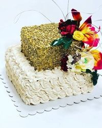 Svecana torta sa slagom i dekoracijom