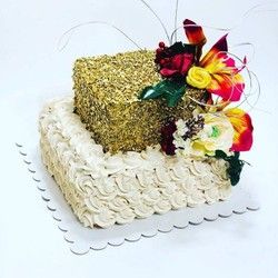 Svecana torta sa slagom i dekoracijom