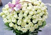 Cvetni aranžman 101 bela ruža u obliku srca u korpi