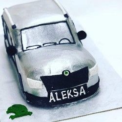 Decija torta sa slagom u obliku automobila