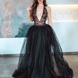 Crna svecana haljina sa dubokim dekolteom