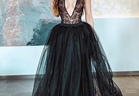 Crna svecana haljina sa dubokim dekolteom